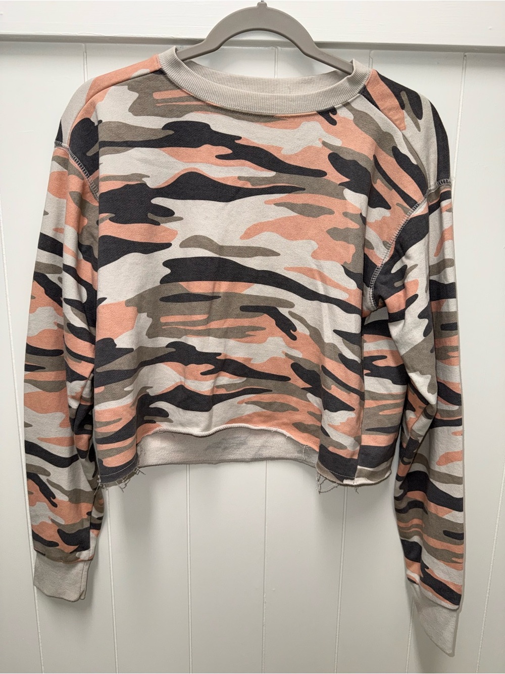 Reflex Women’s Pink Camo Cropped long sleeve Size M Raw Hem Crewneck